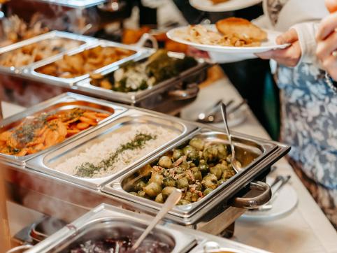 Gäste am Buffet